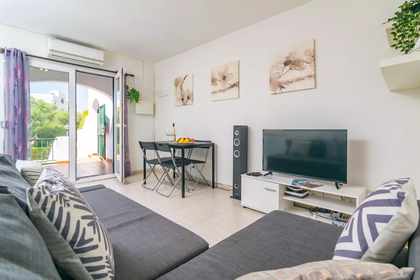 Saray- Son Alma-Living room