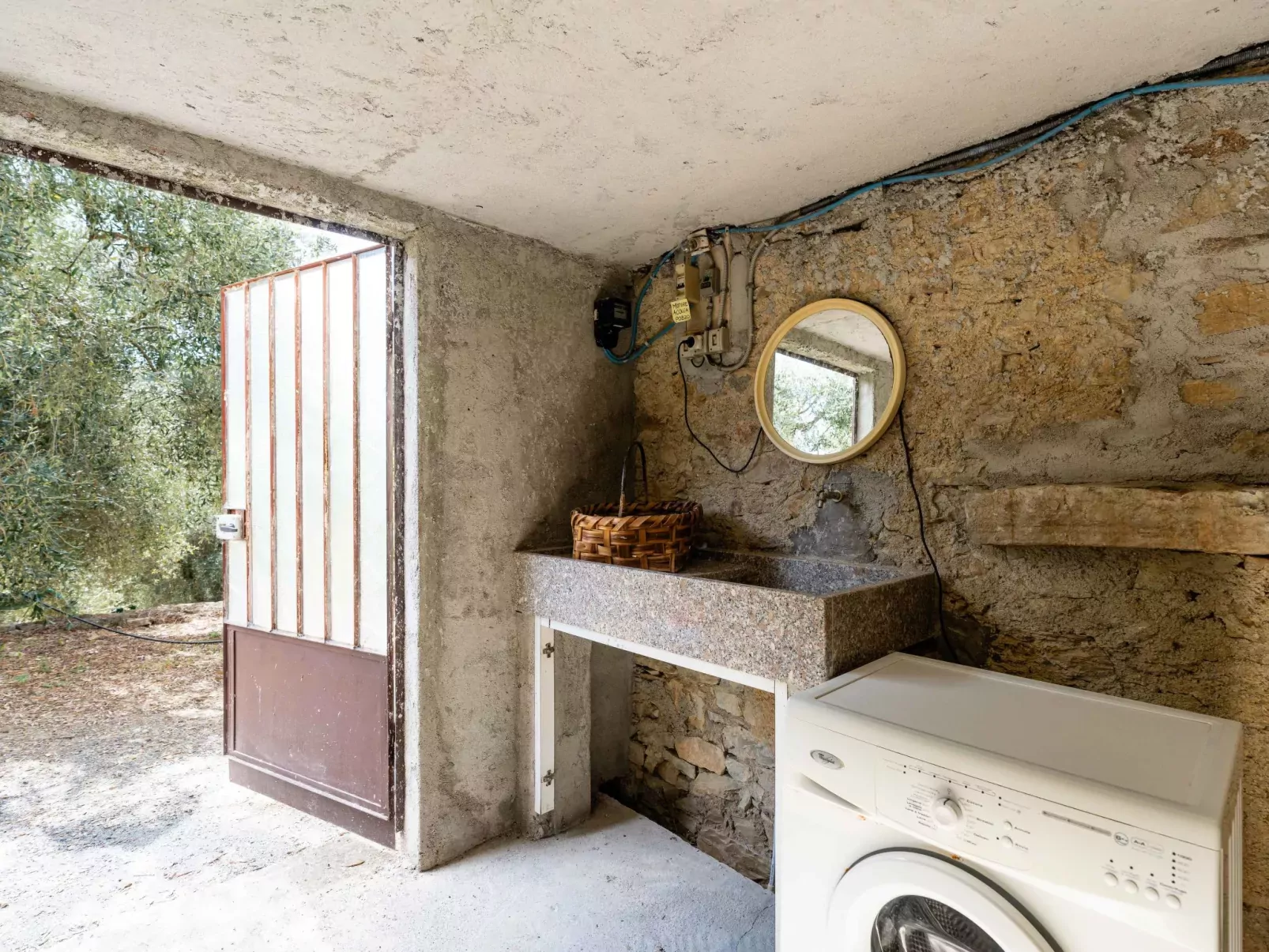 Gravel's House-Outside