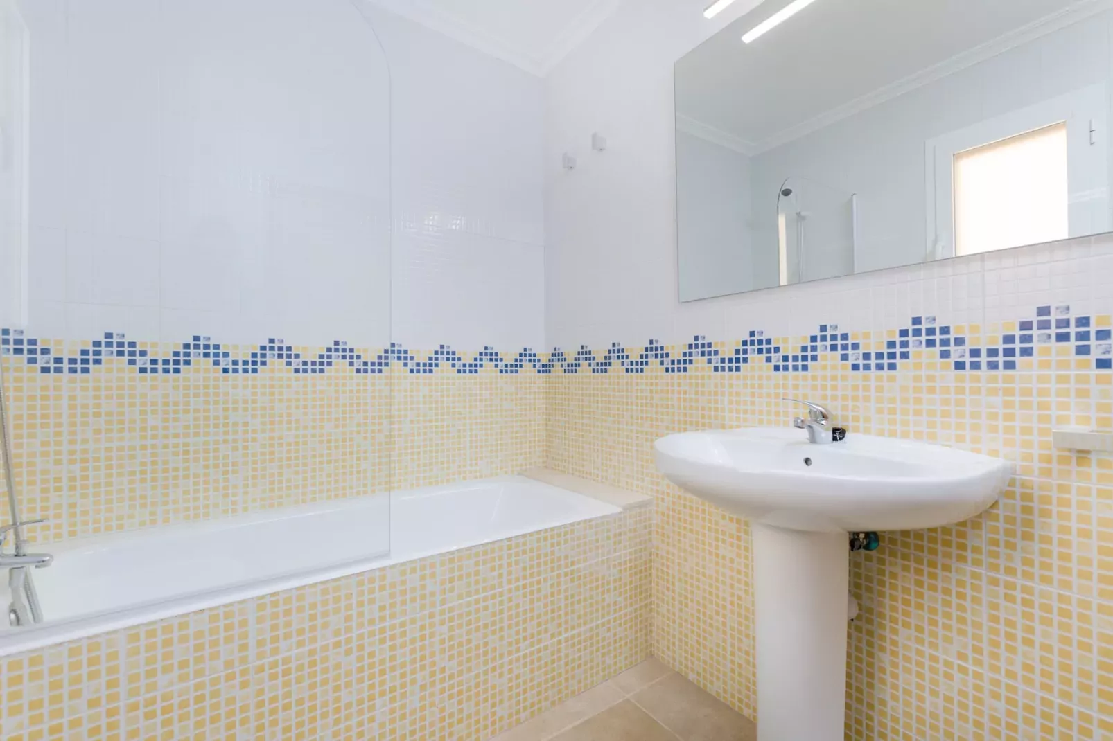 Dones D'aigua 11-Bathroom
