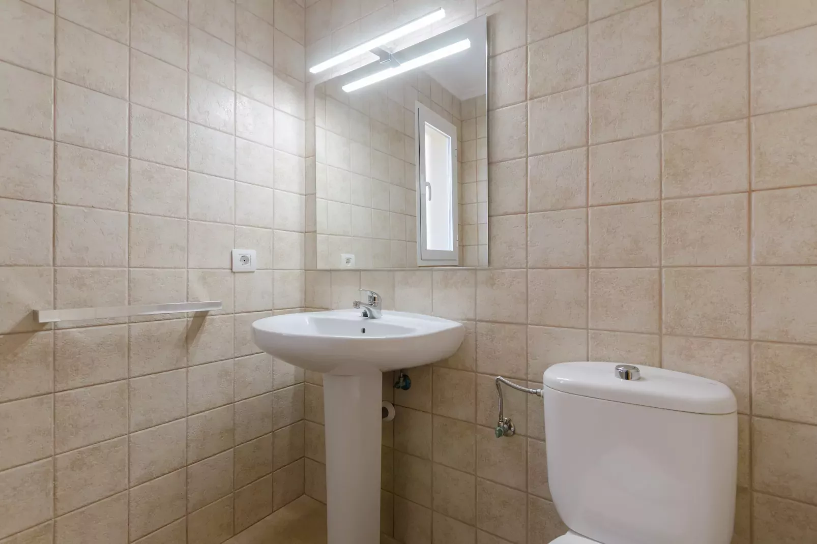 Dones D'aigua 11-Bathroom