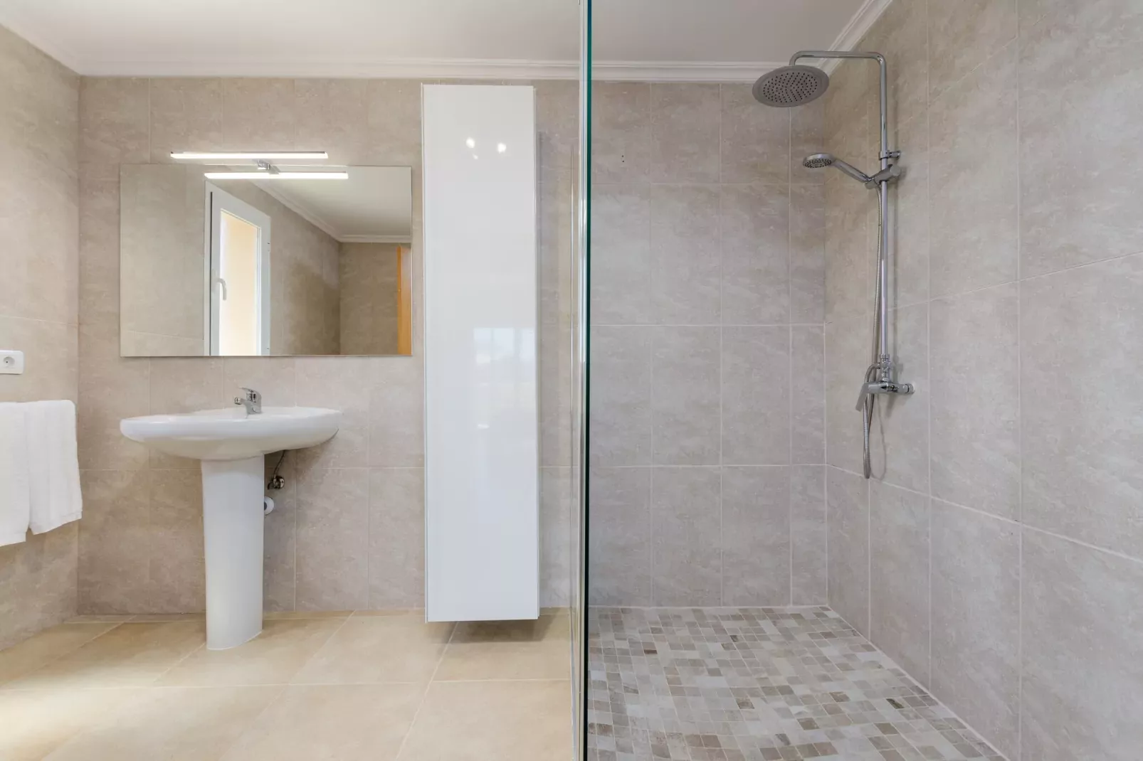 Dones D'aigua 11-Bathroom