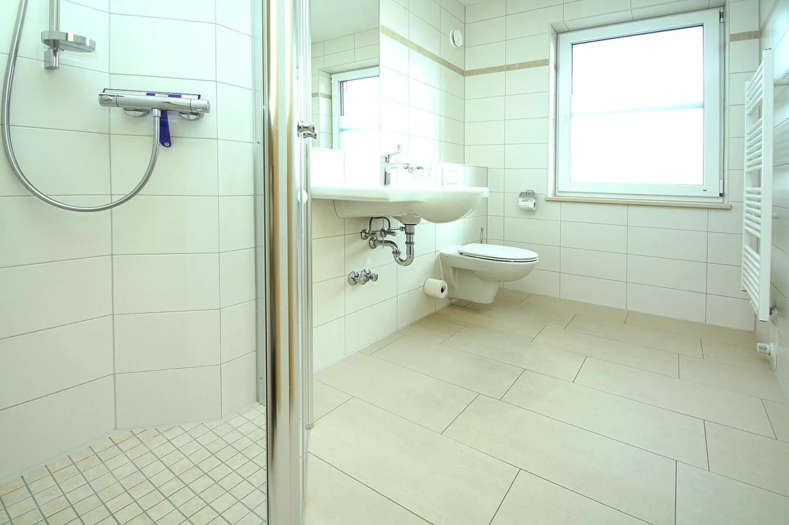 Appartementhaus Leuchtturm / Fewo OG 72 qm-Bathroom