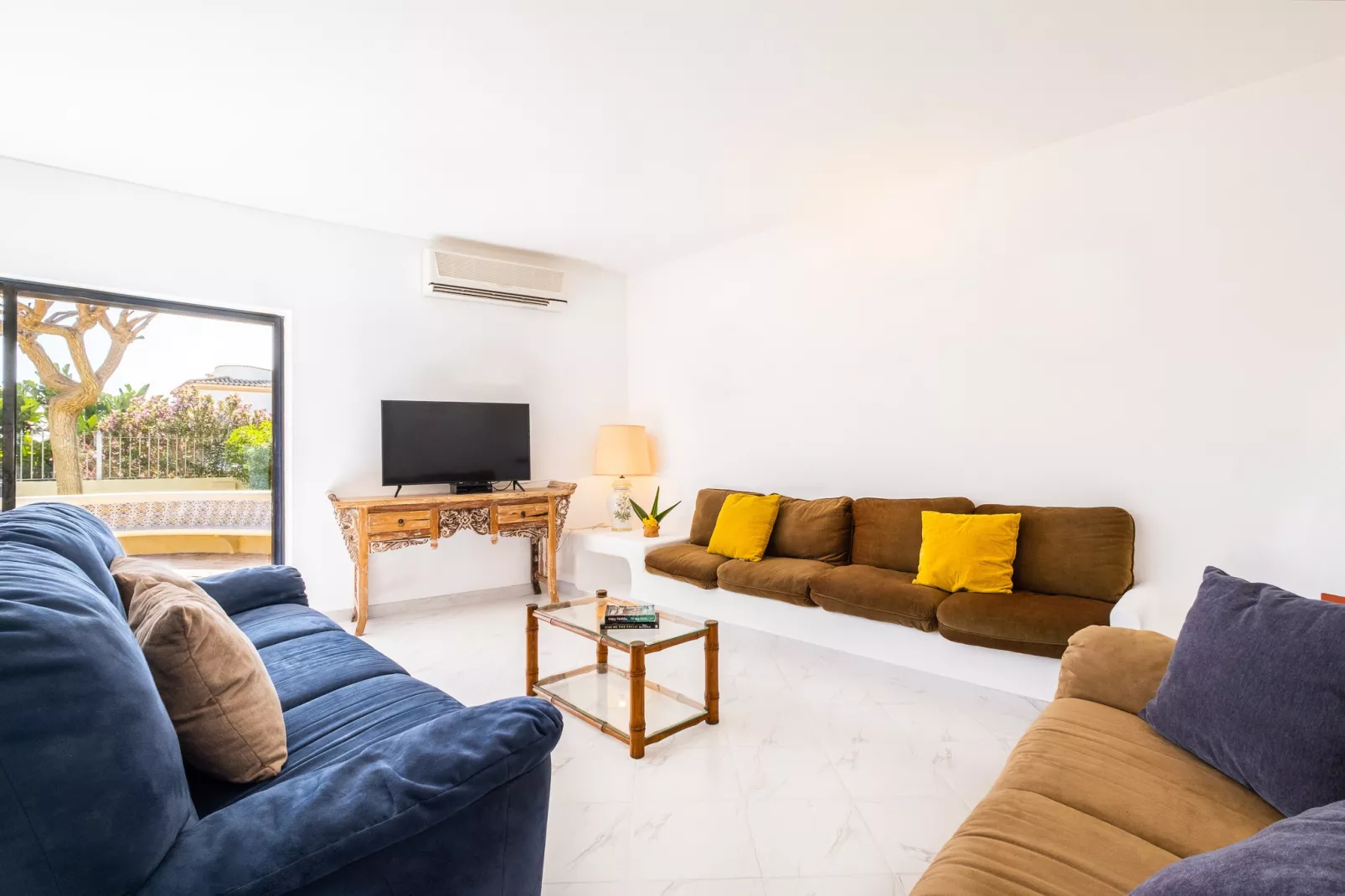 Villa Crisandra-Living room