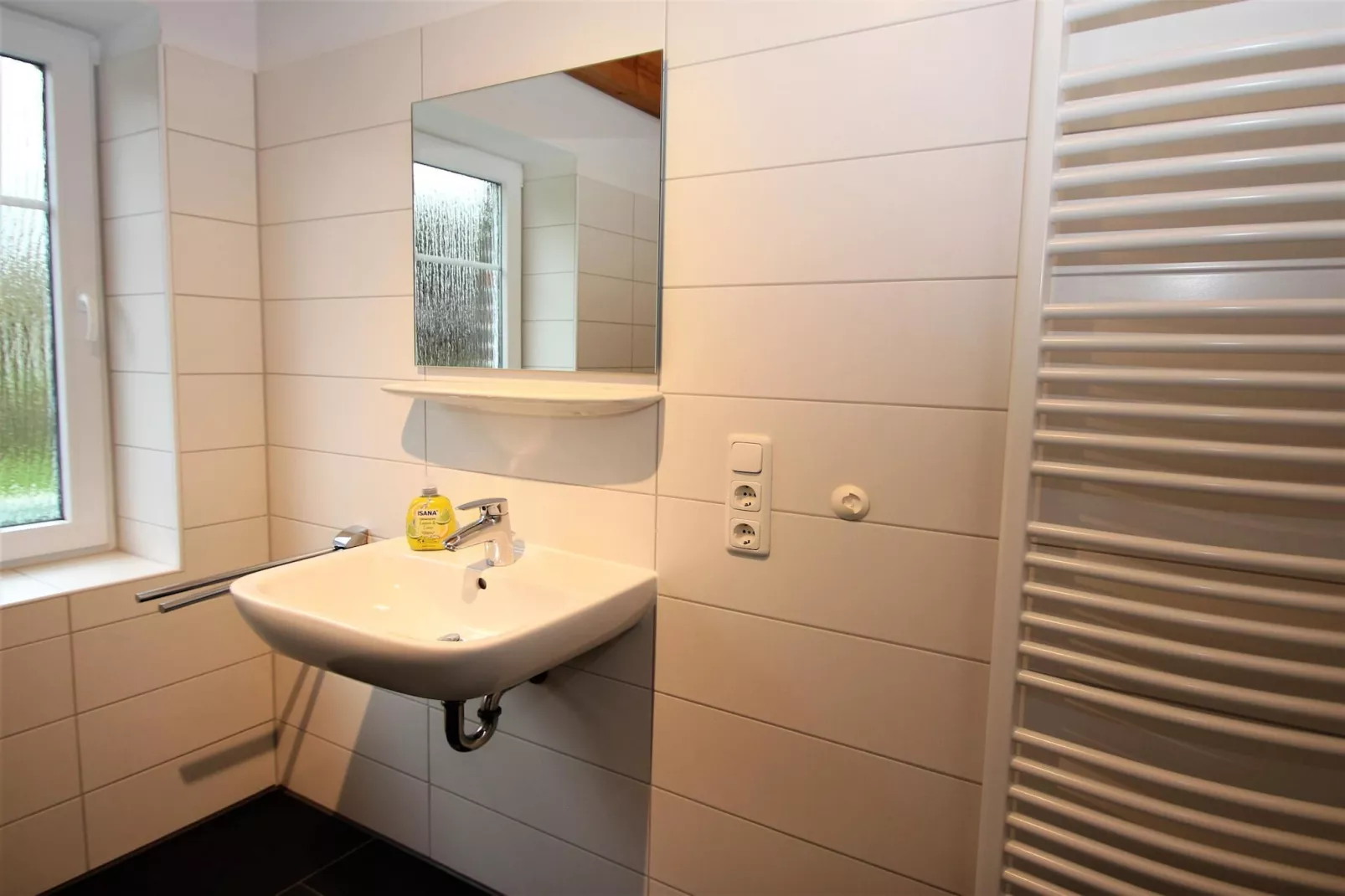 Großes Ferienhaus in einer Feriensiedlung-Bathroom