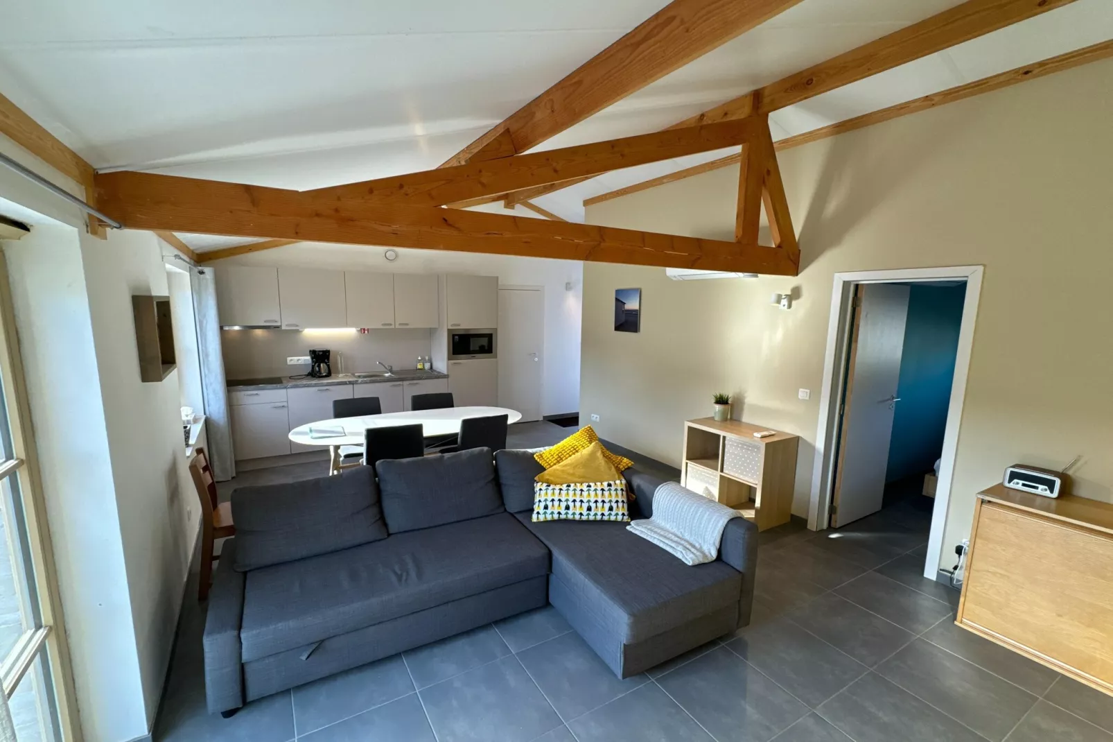WH2 / 9-Living room