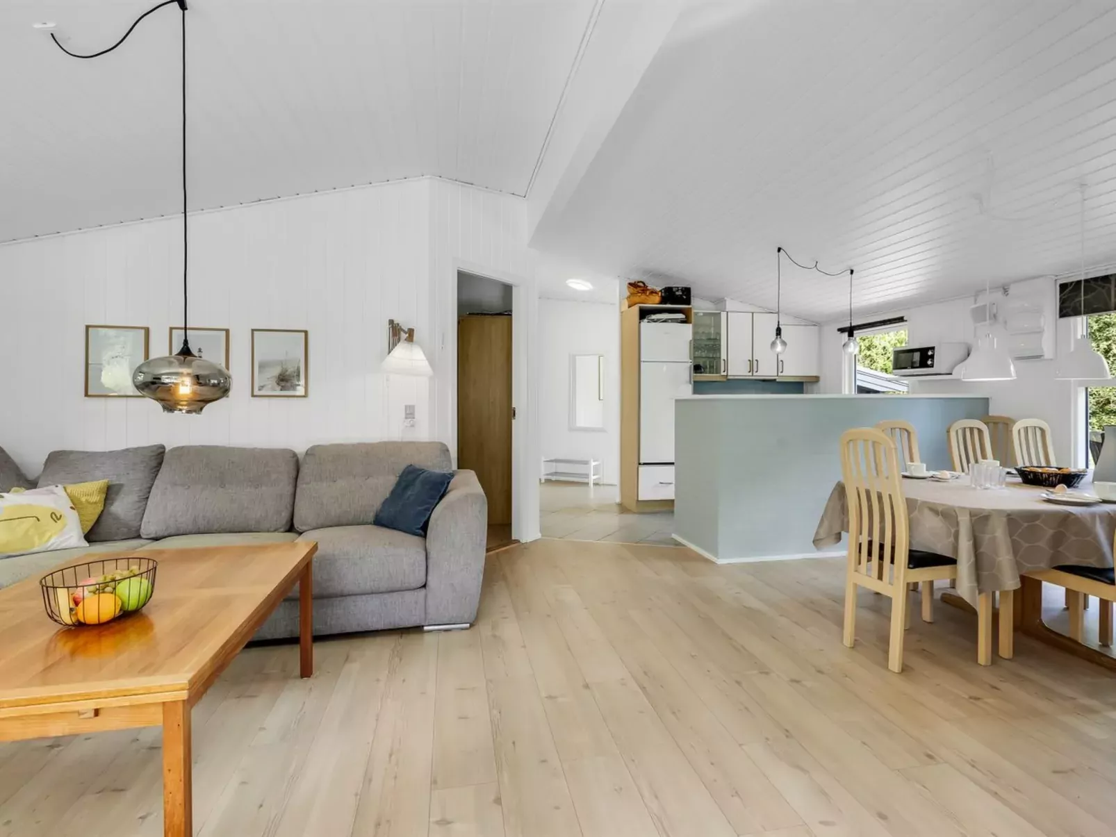 "Roald" - 2.2km from the sea-Drinnen