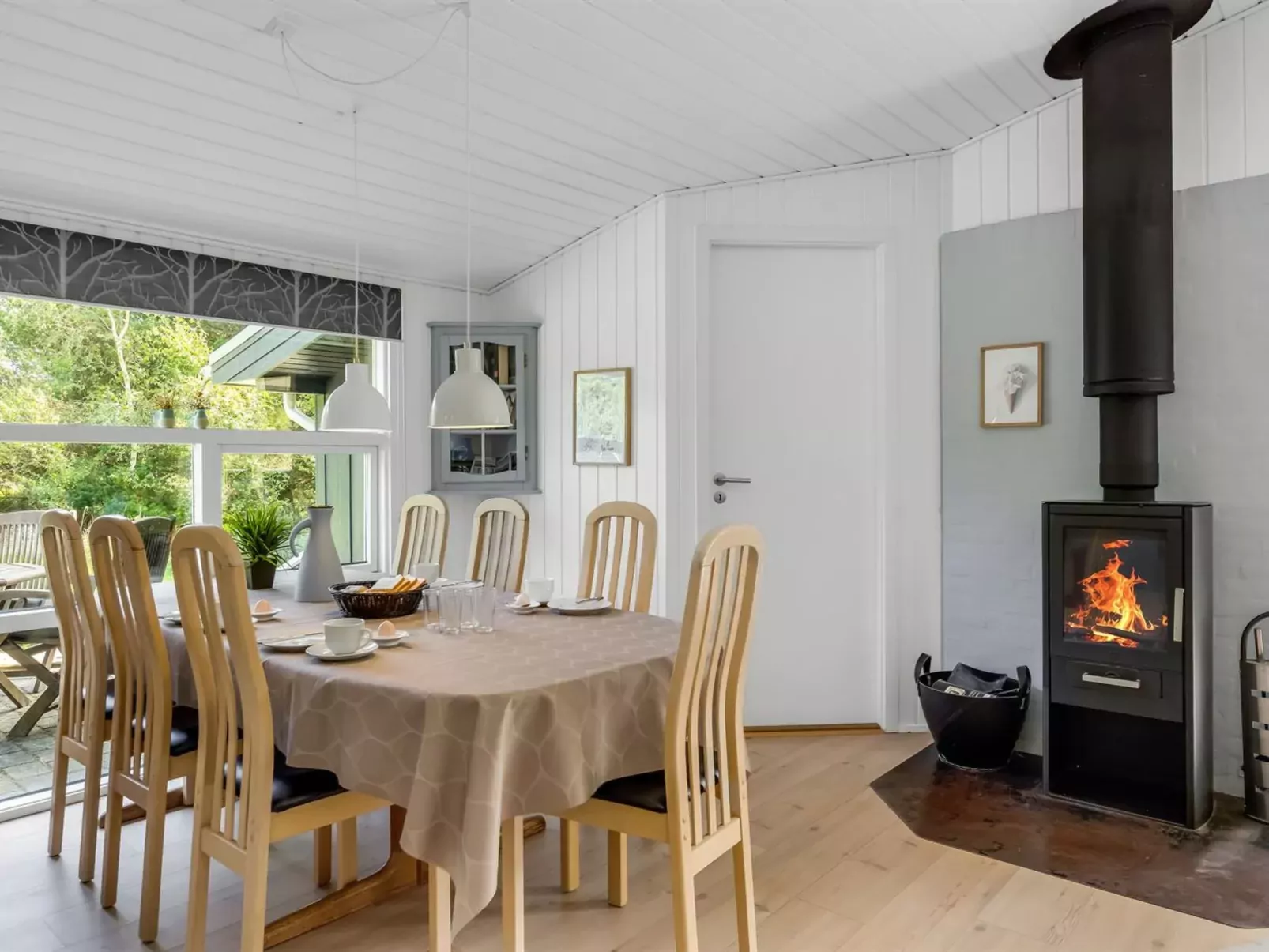 "Roald" - 2.2km from the sea-Drinnen