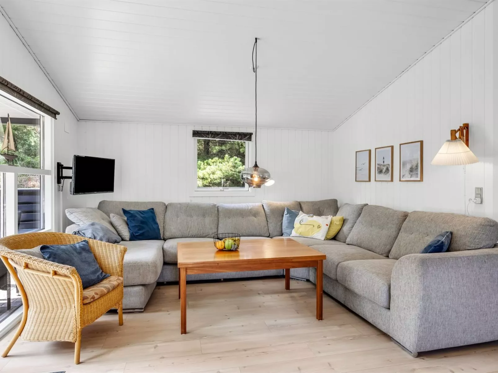 "Roald" - 2.2km from the sea-Drinnen