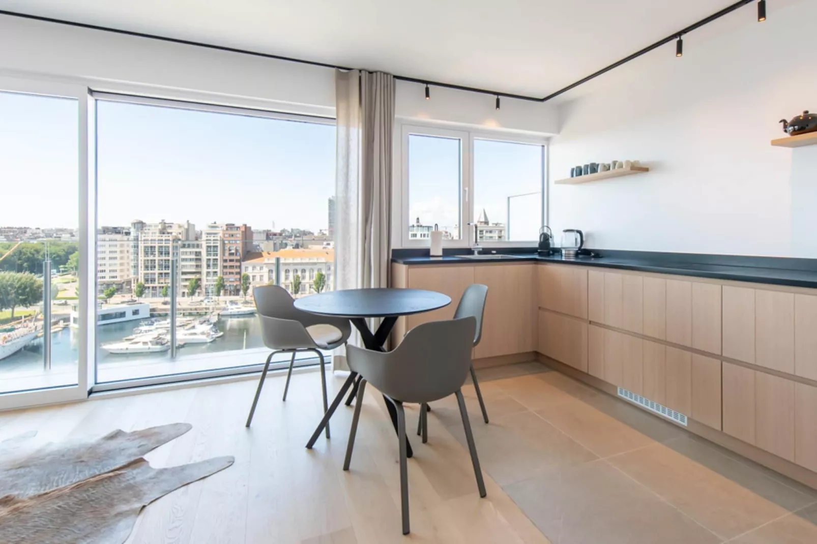 DE RA 10-Dining room