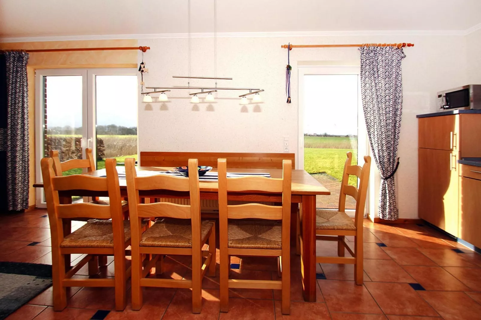 Großes Ferienhaus am Deichtor in Neßmersiel-Dining room