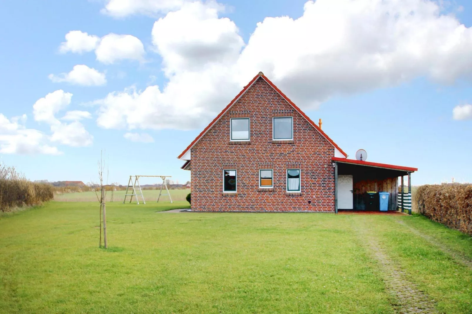 Großes Ferienhaus am Deichtor in Neßmersiel-Exterior summer