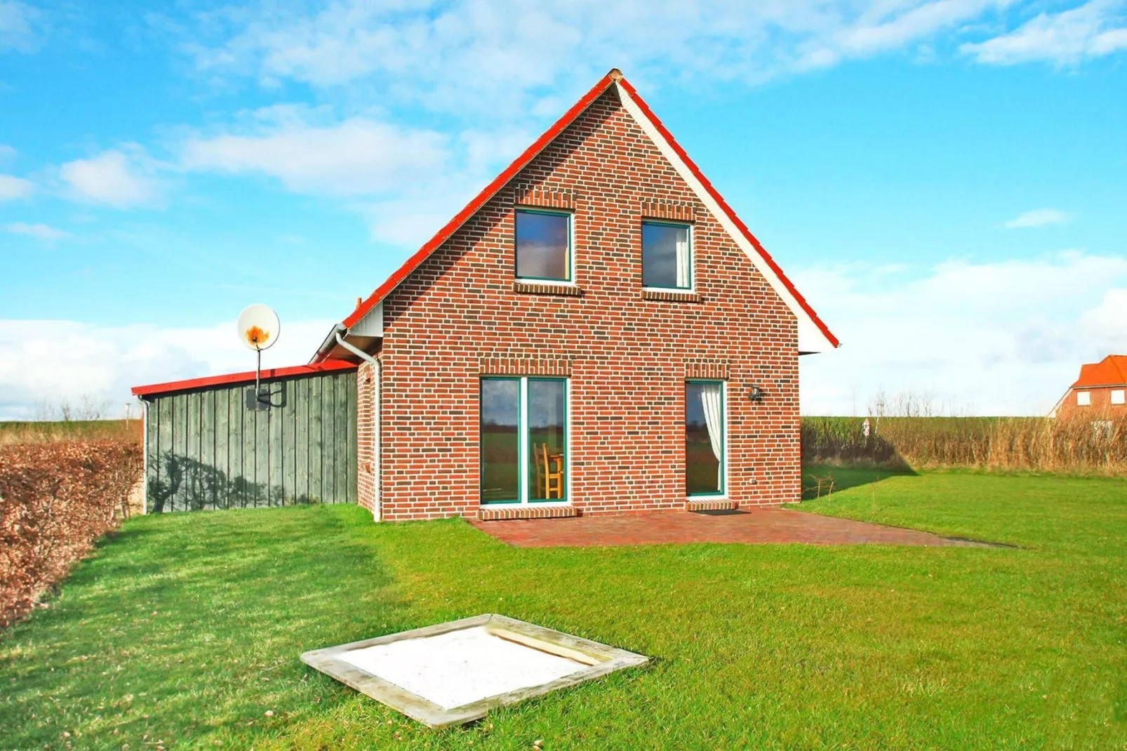 Großes Ferienhaus am Deichtor in Neßmersiel-Exterior summer
