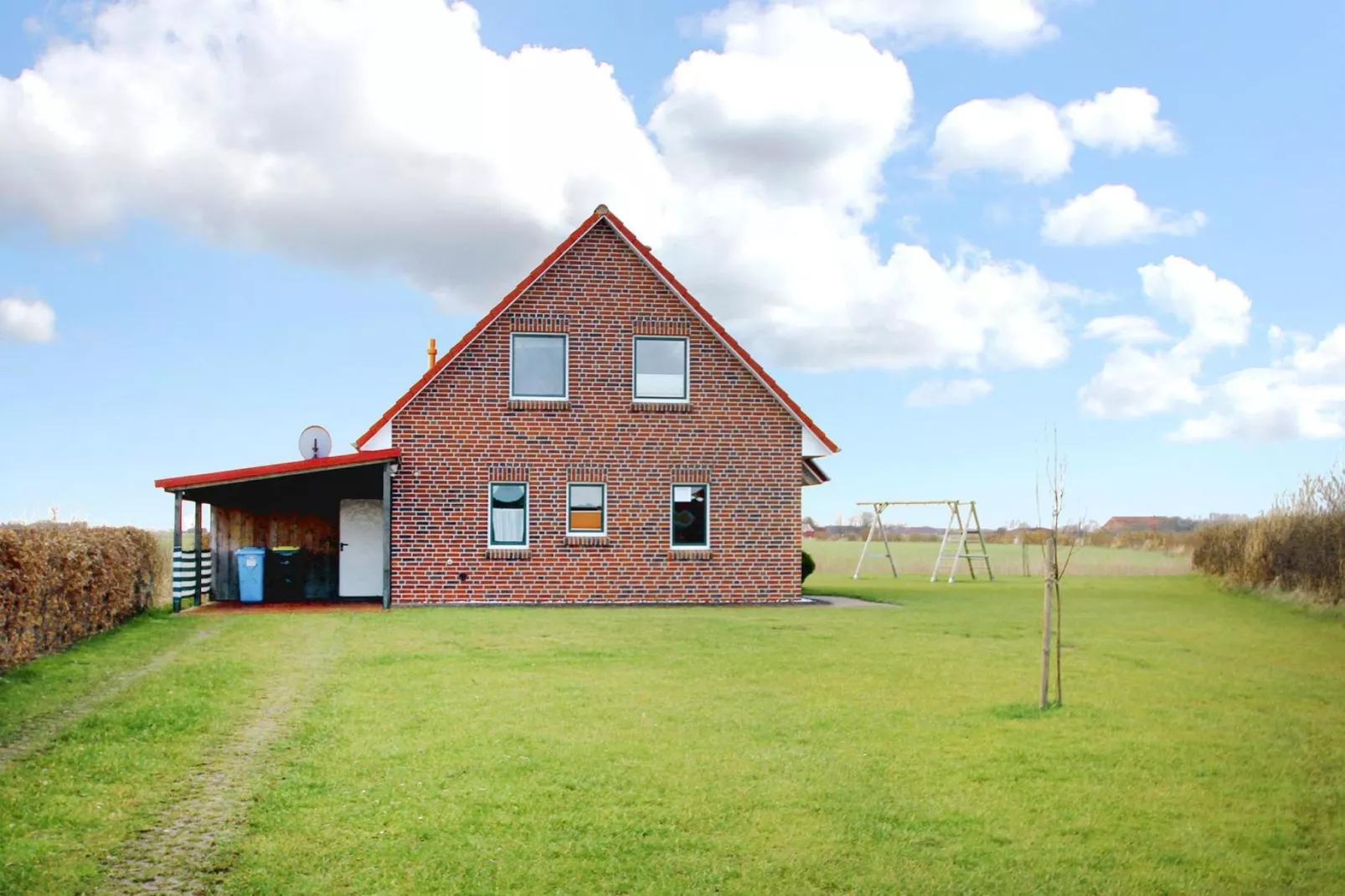 Großes Ferienhaus am Deichtor in Neßmersiel-Exterior summer