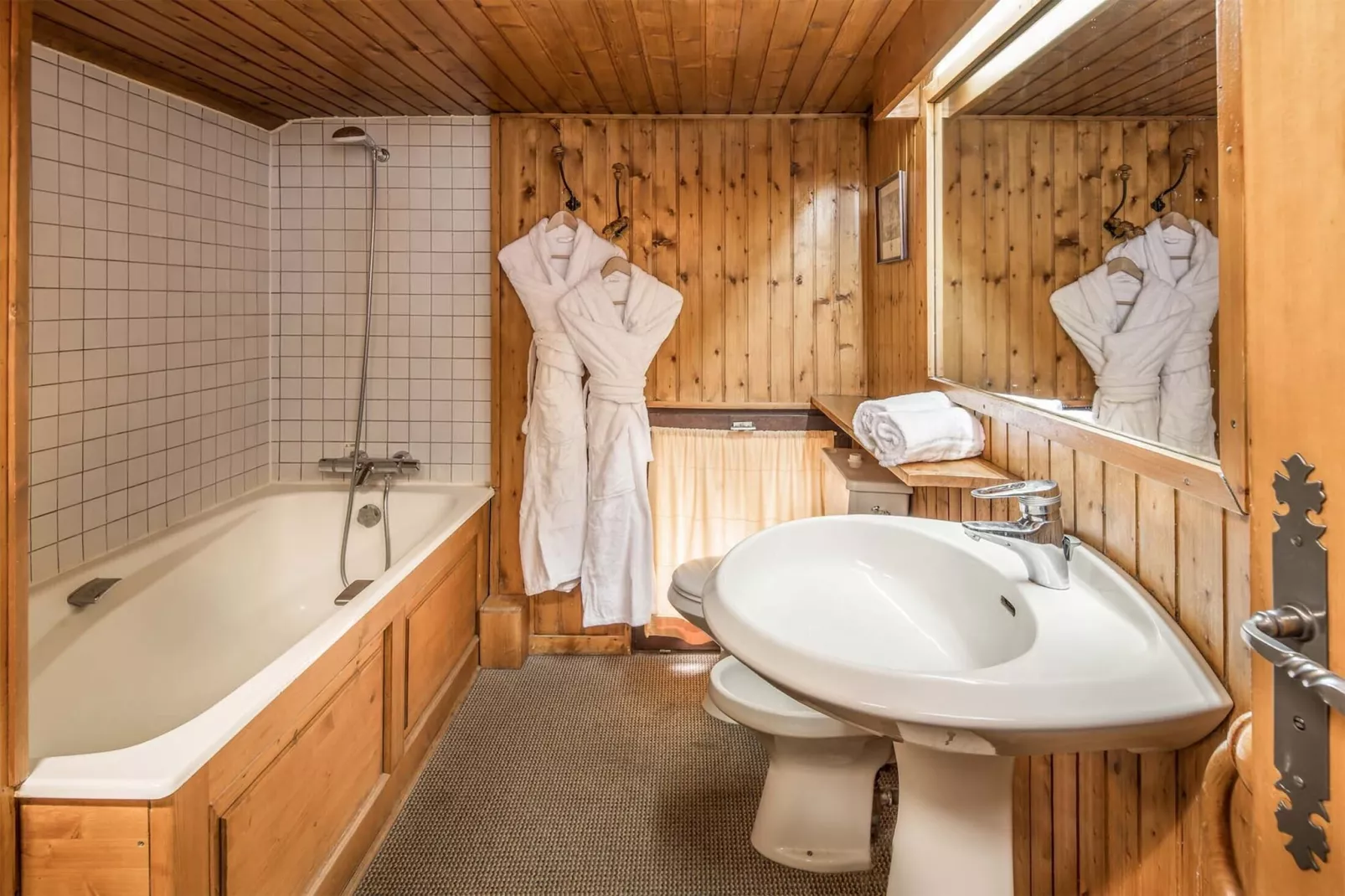 Chalet Val Rogoney-Bathroom