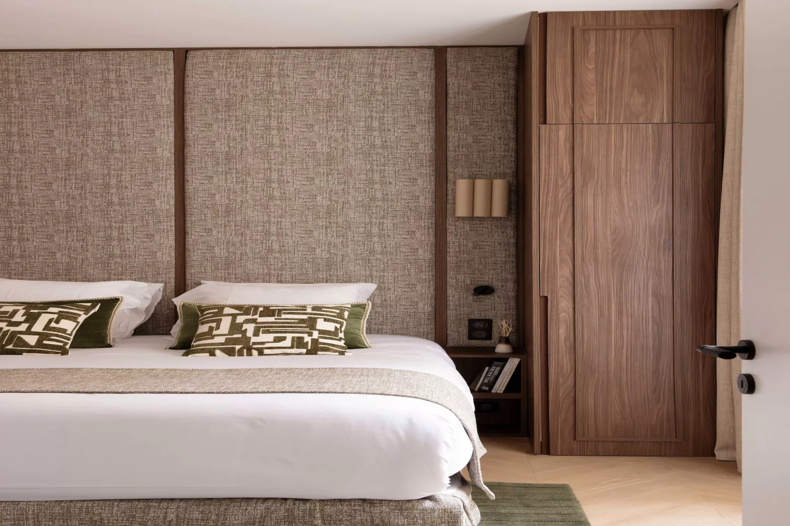RI-74-TEMPLE-Bedroom