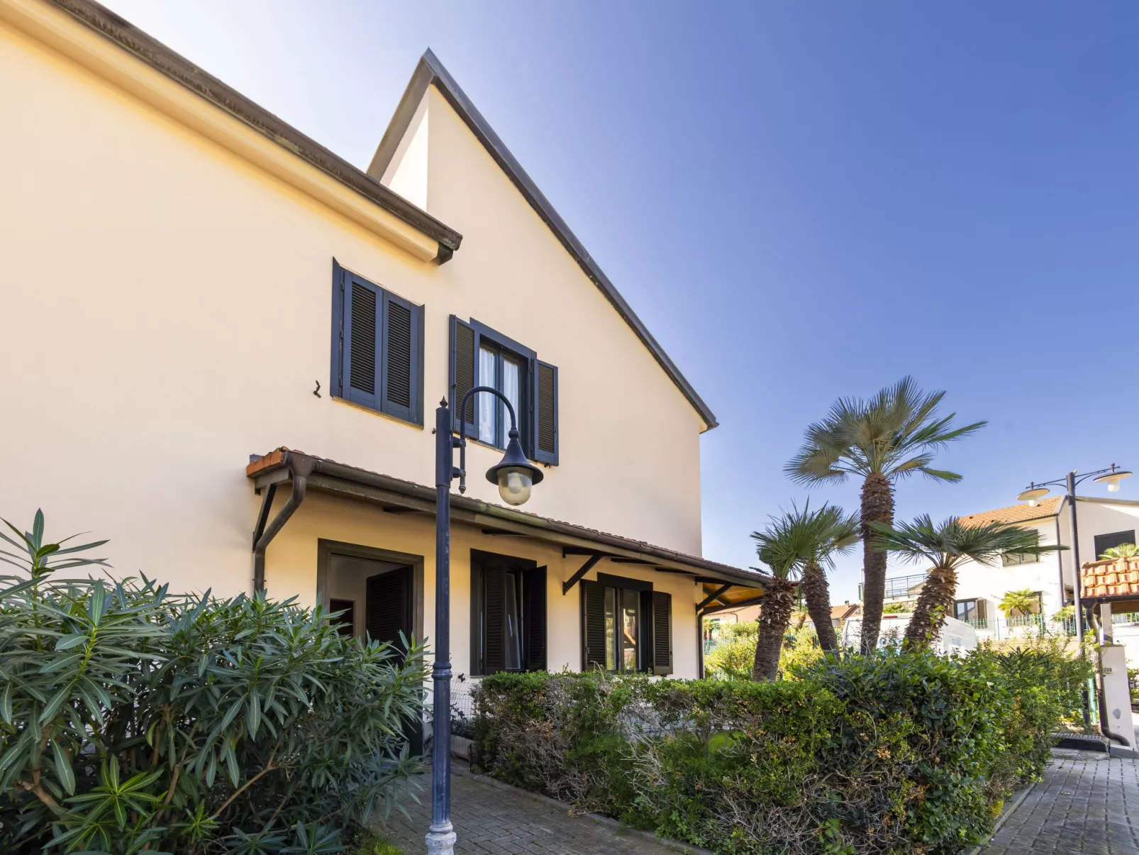 Le Margherite (SLR255)-Outside