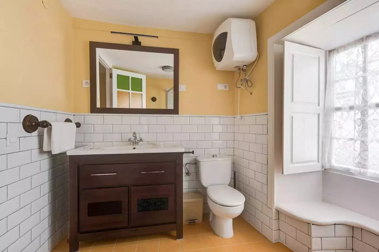El Mas Groc 16-Bathroom