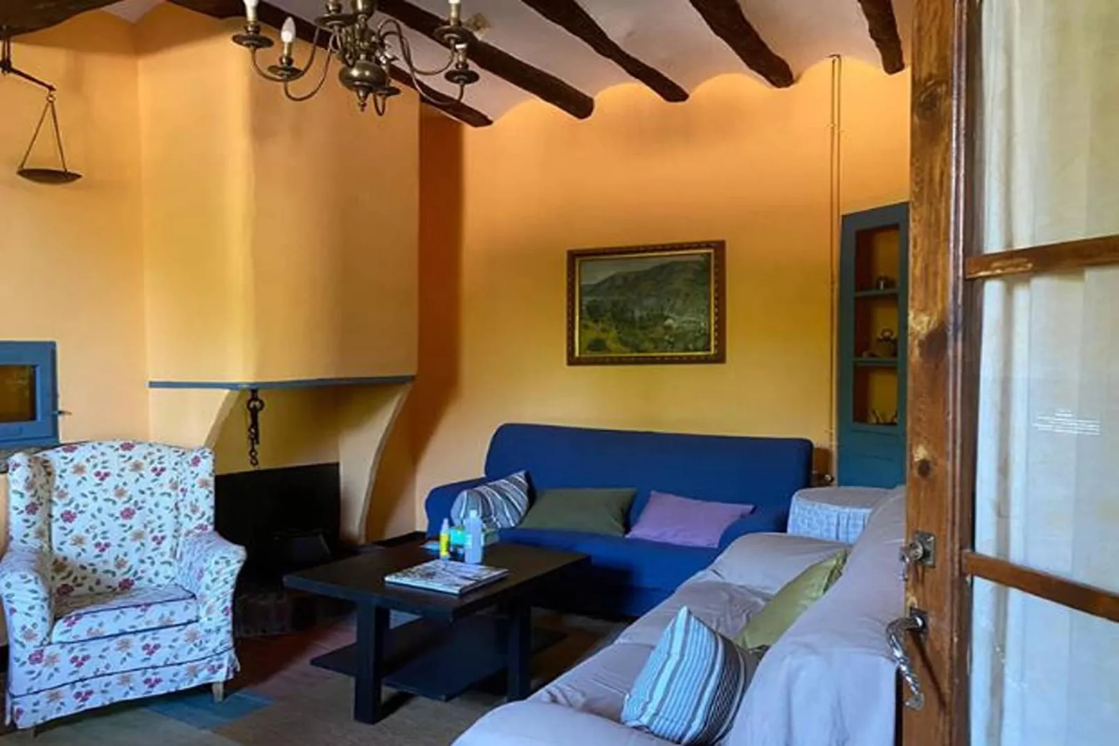 El Mas Groc 10-Living room