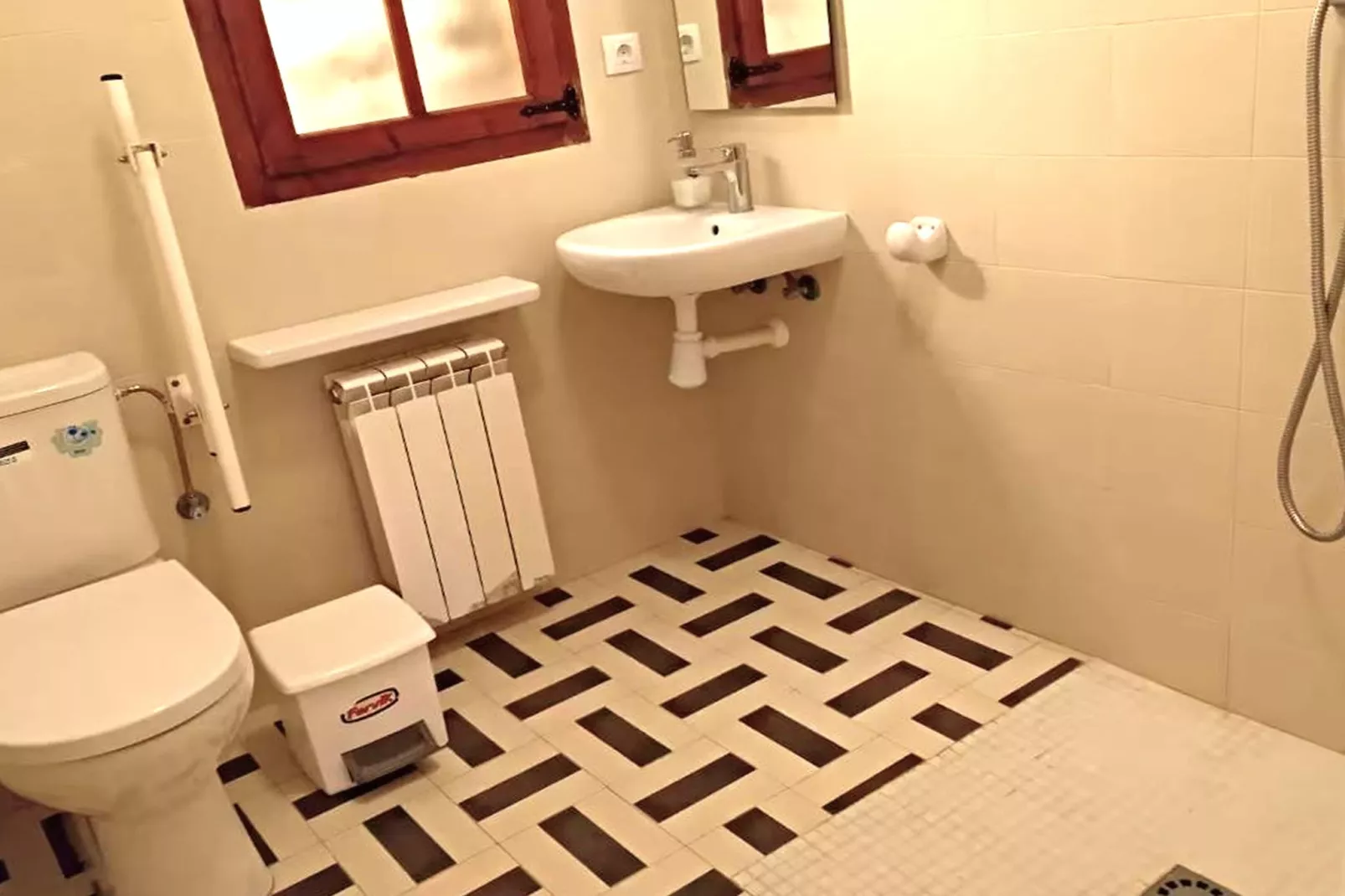 El Mas Groc 10-Bathroom