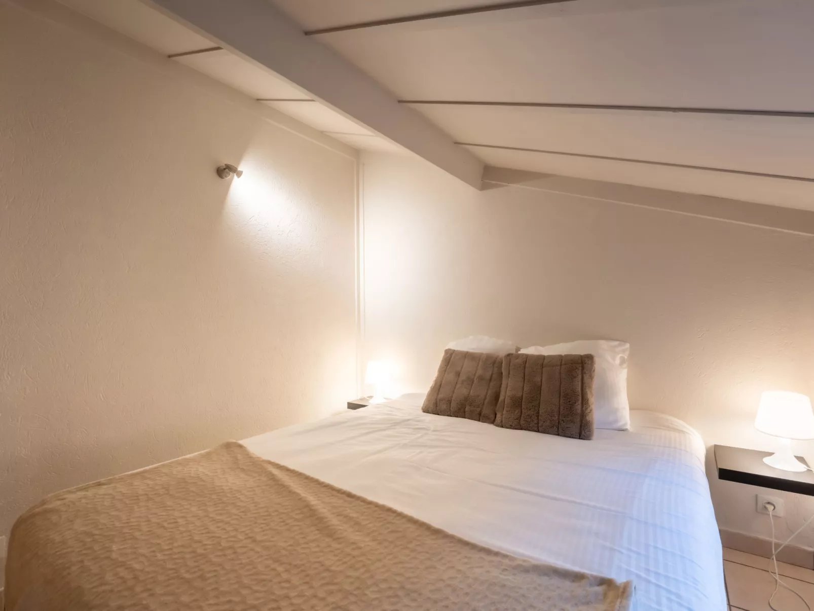 Fabiola with parking & garden-Inside