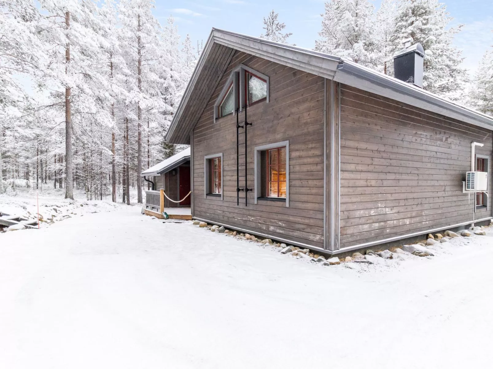 Pyhänkarhu 1-Outside