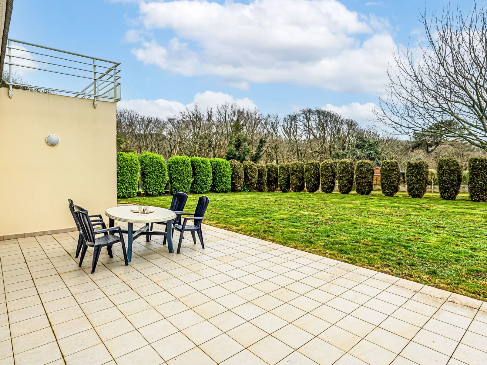 Le Prat-Outside