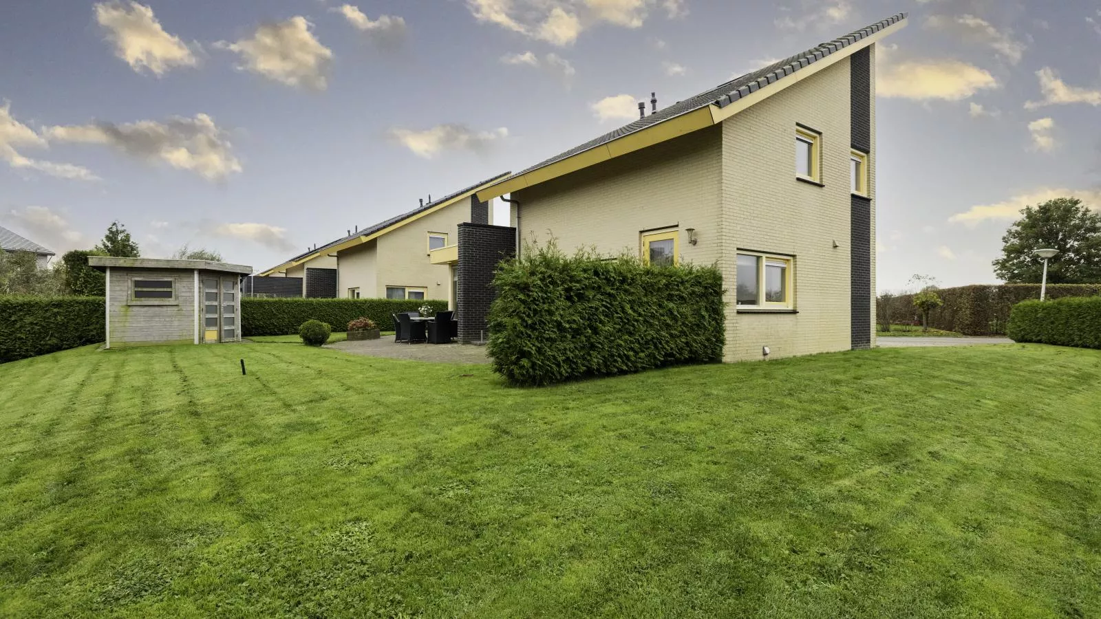 Escape in Friesland-Gardens summer