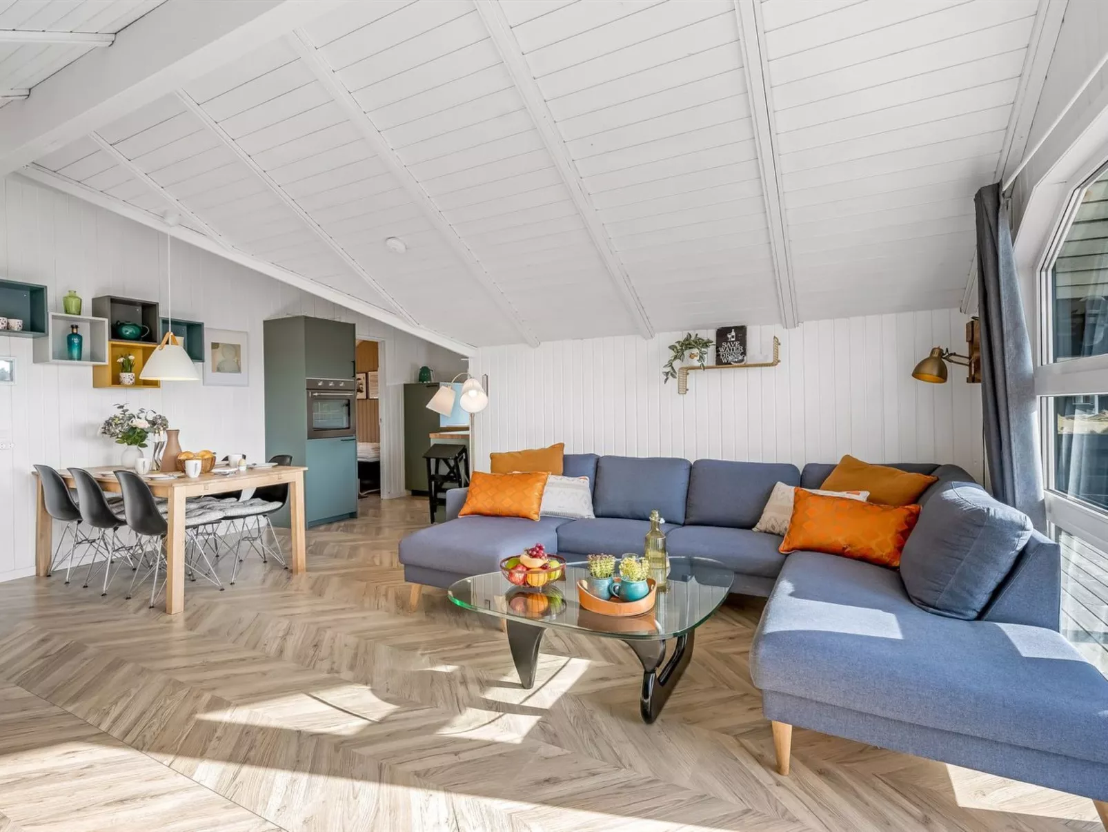 "Skyler" - 1km from the sea-Inside