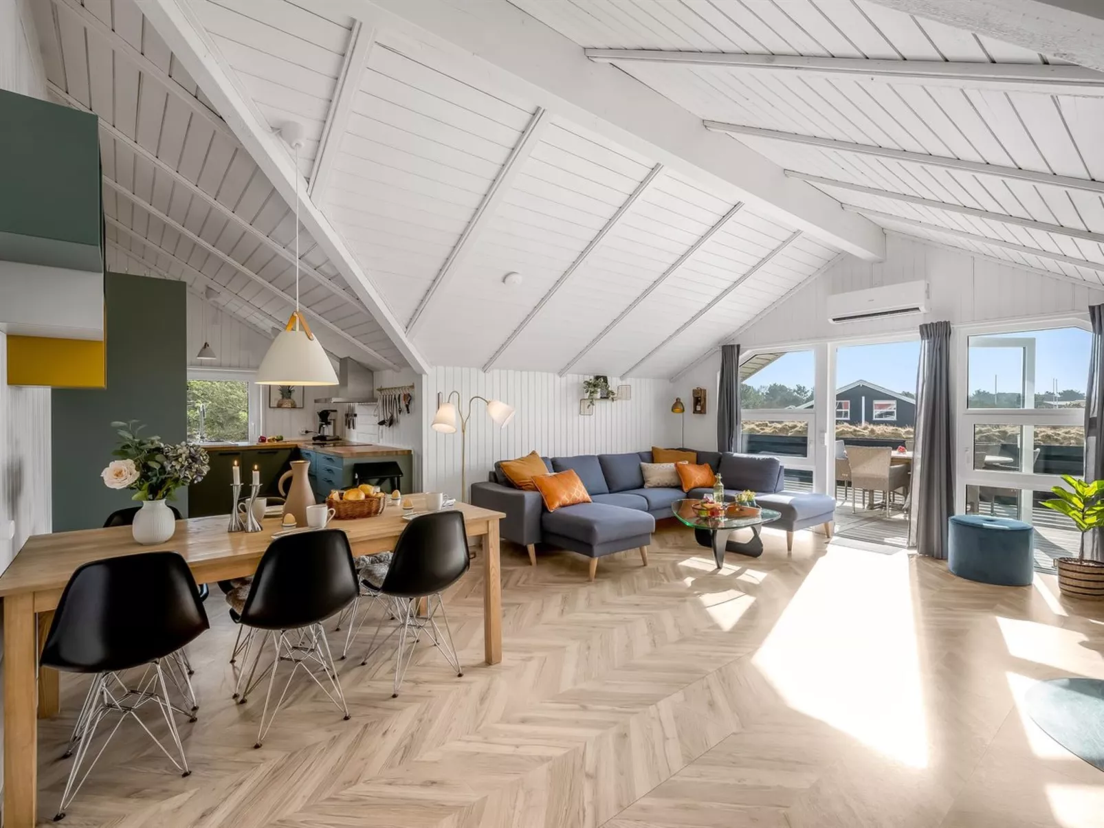 "Skyler" - 1km from the sea-Inside