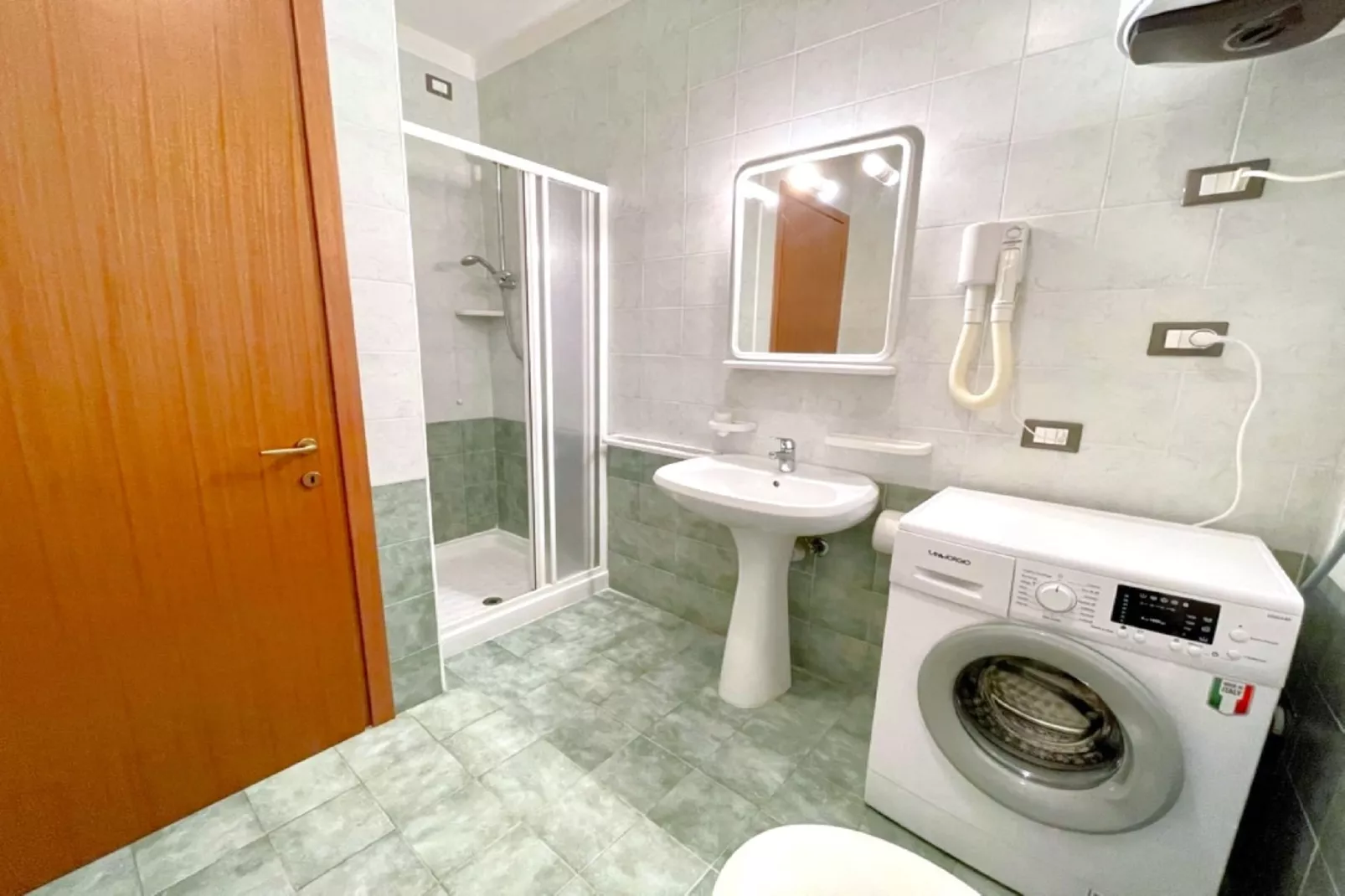 Tamerici A/4-Bathroom