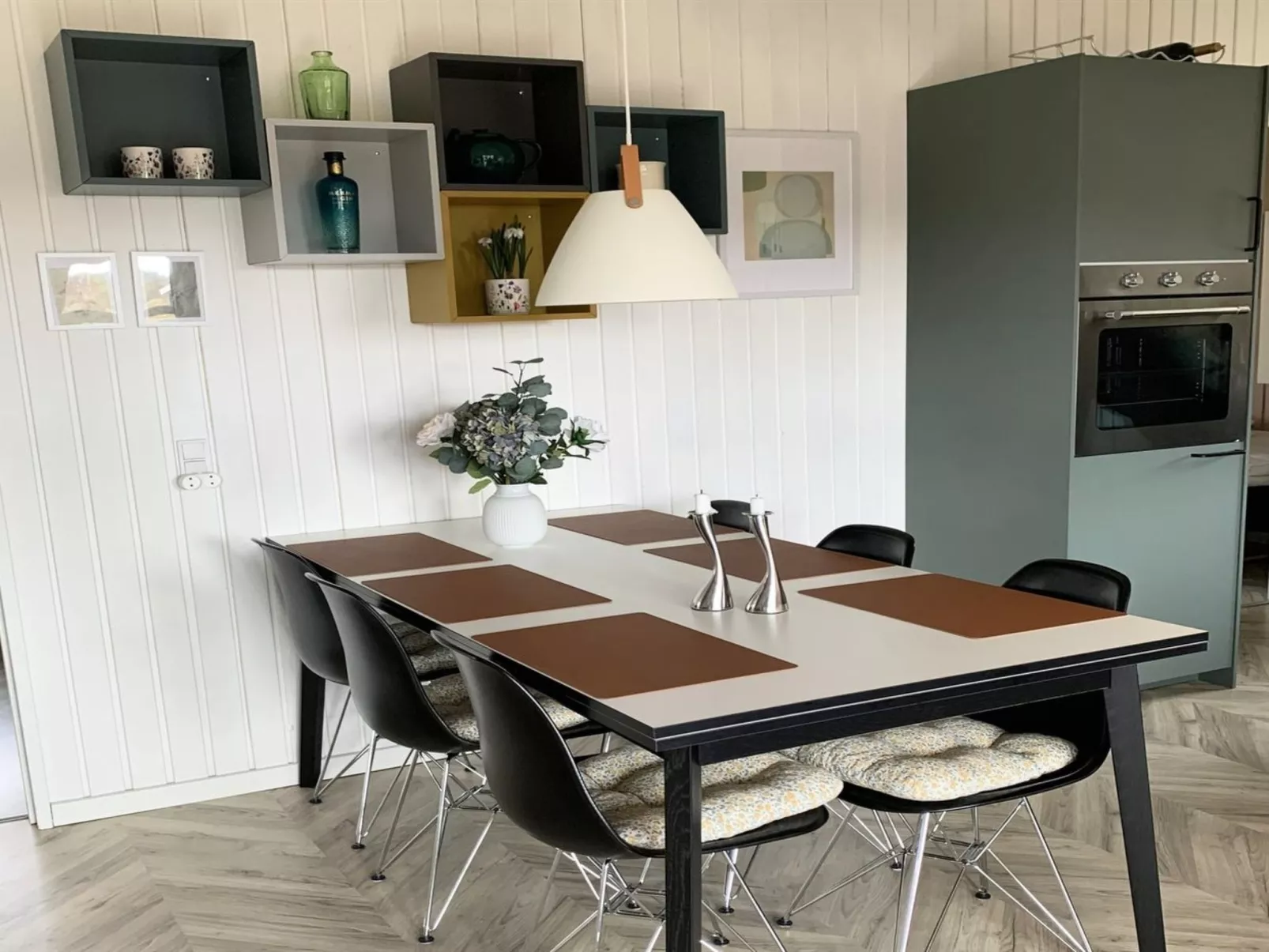 "Skyler" - 1km from the sea-Inside