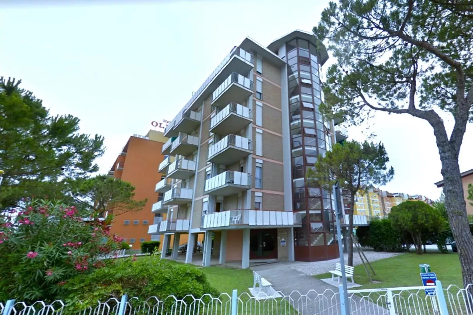 Riviera 30-Exterior summer