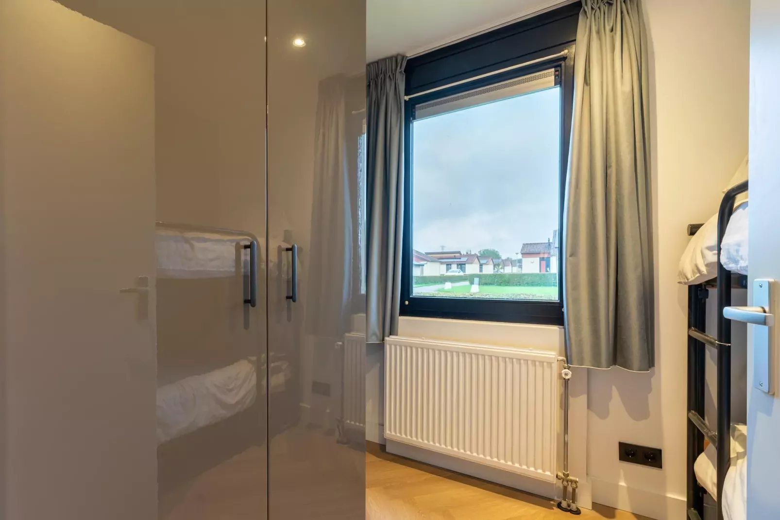 Gelijkvloerse vakantiewoning 6p huisje 57-Bedroom