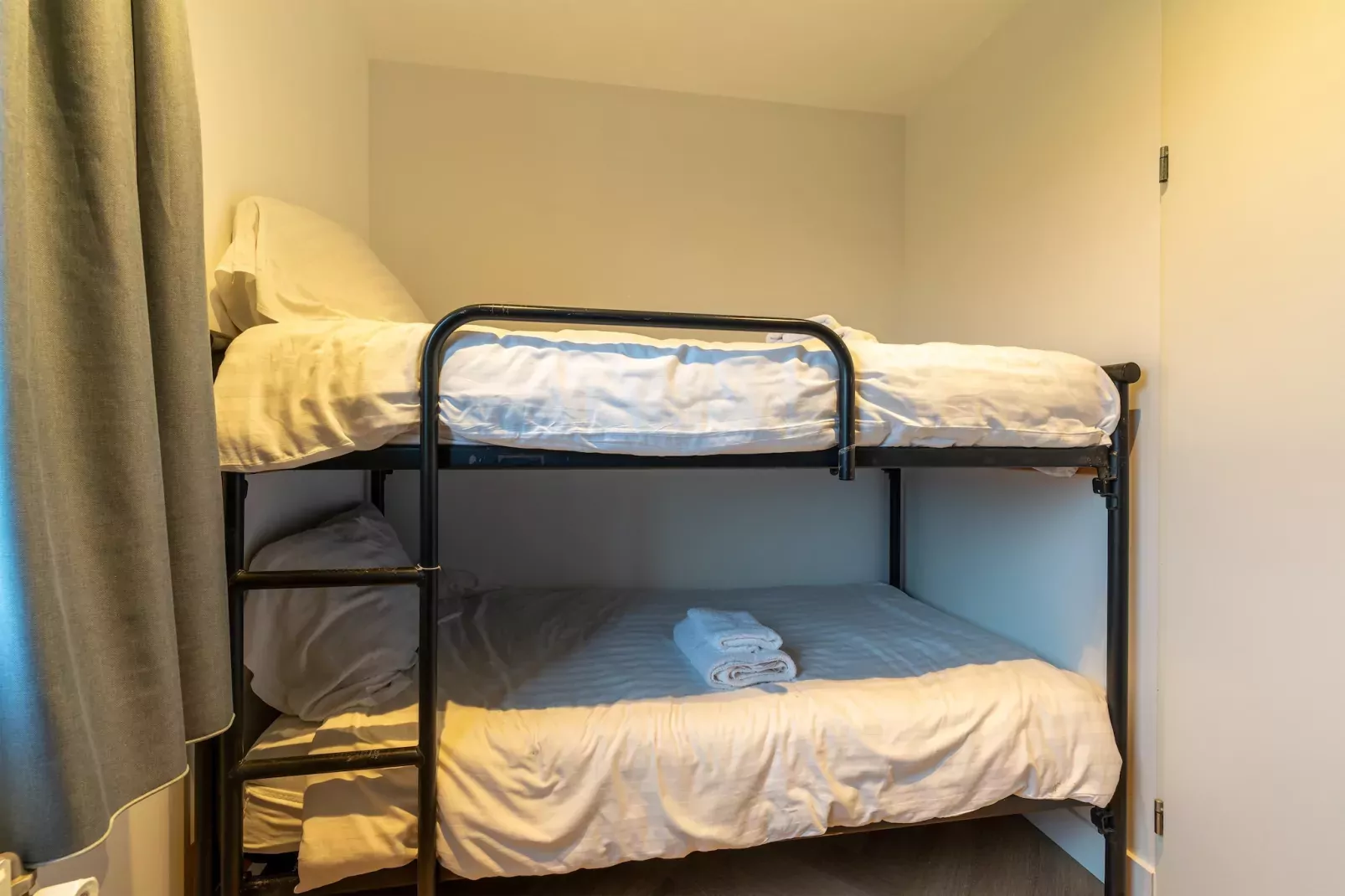 Gelijkvloerse vakantiewoning 6p huisje 57-Bedroom