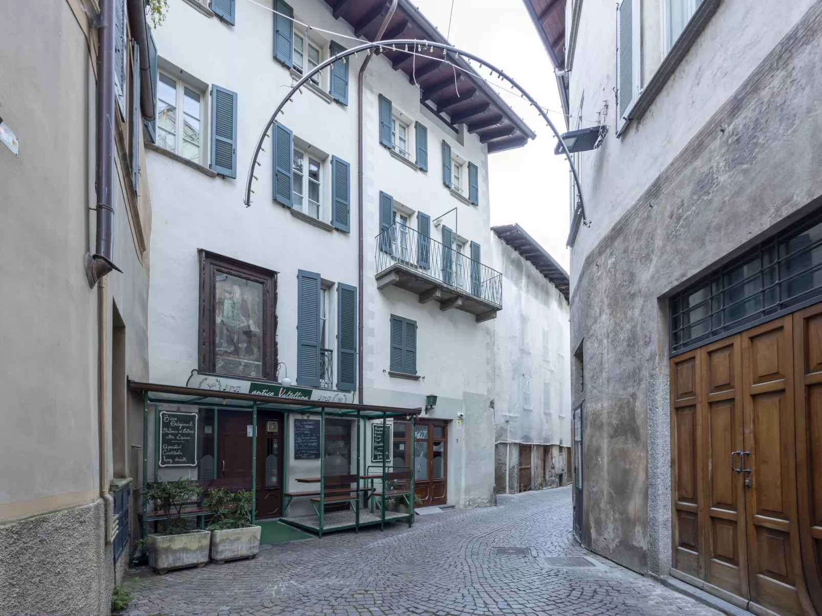 Vicolo Ninguarda-Outside