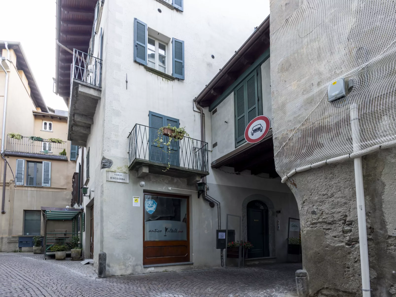 Vicolo Ninguarda-Outside