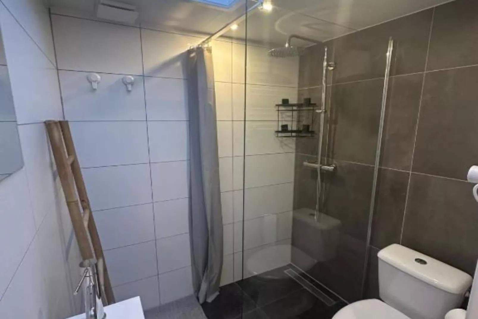 QuDi's Tiny House-Bathroom