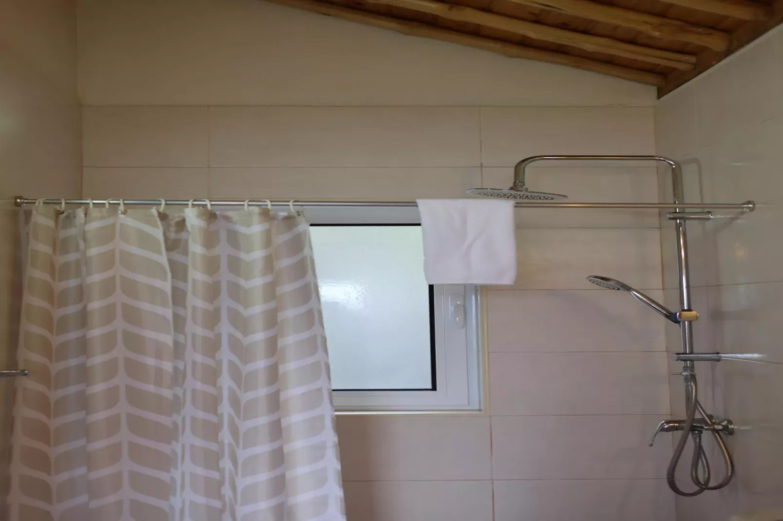 Small semi-detached holiday home in Santo Amaro-Bathroom
