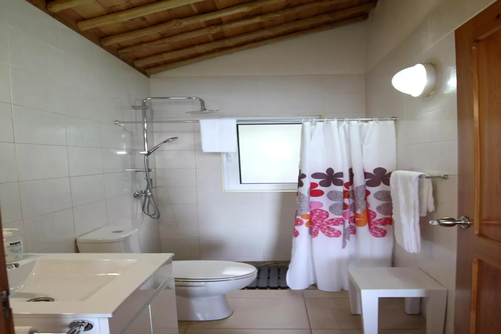 Small semi-detached holiday home in Santo Amaro-Bathroom