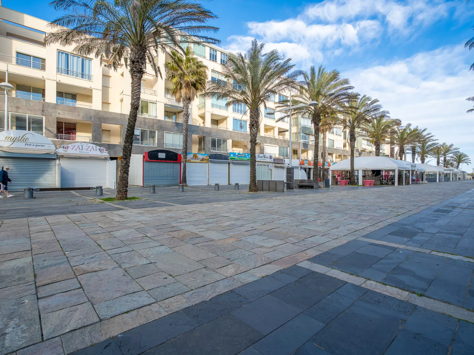La Palme d'Or-Outside