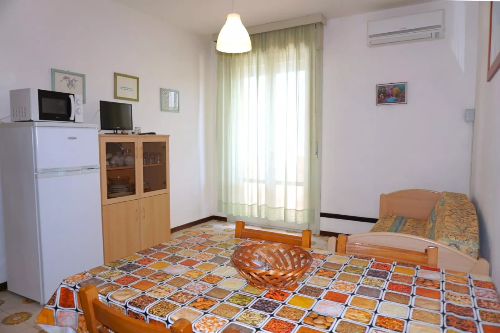Jolly 12-Living room
