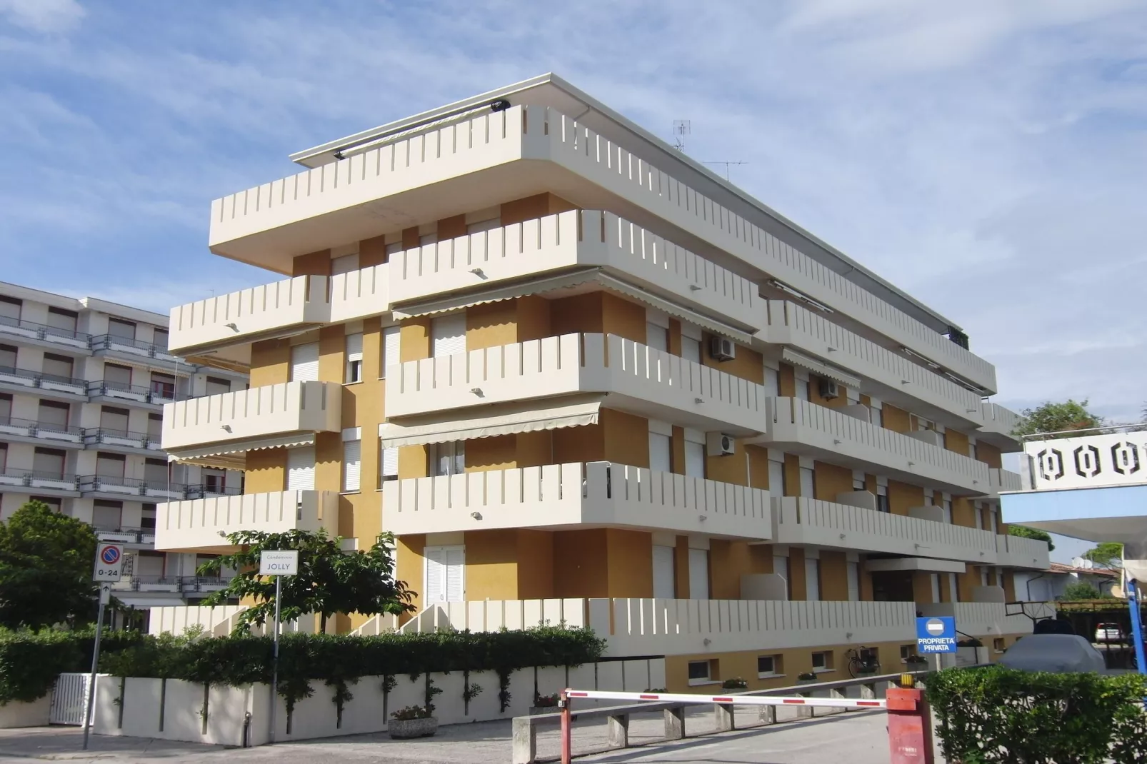 Jolly 12-Exterior summer