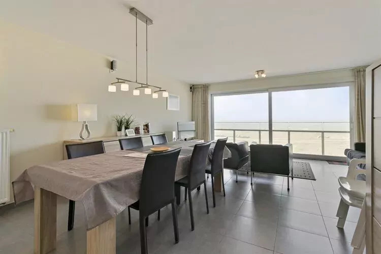 HELENA - 9TH-Esszimmer
