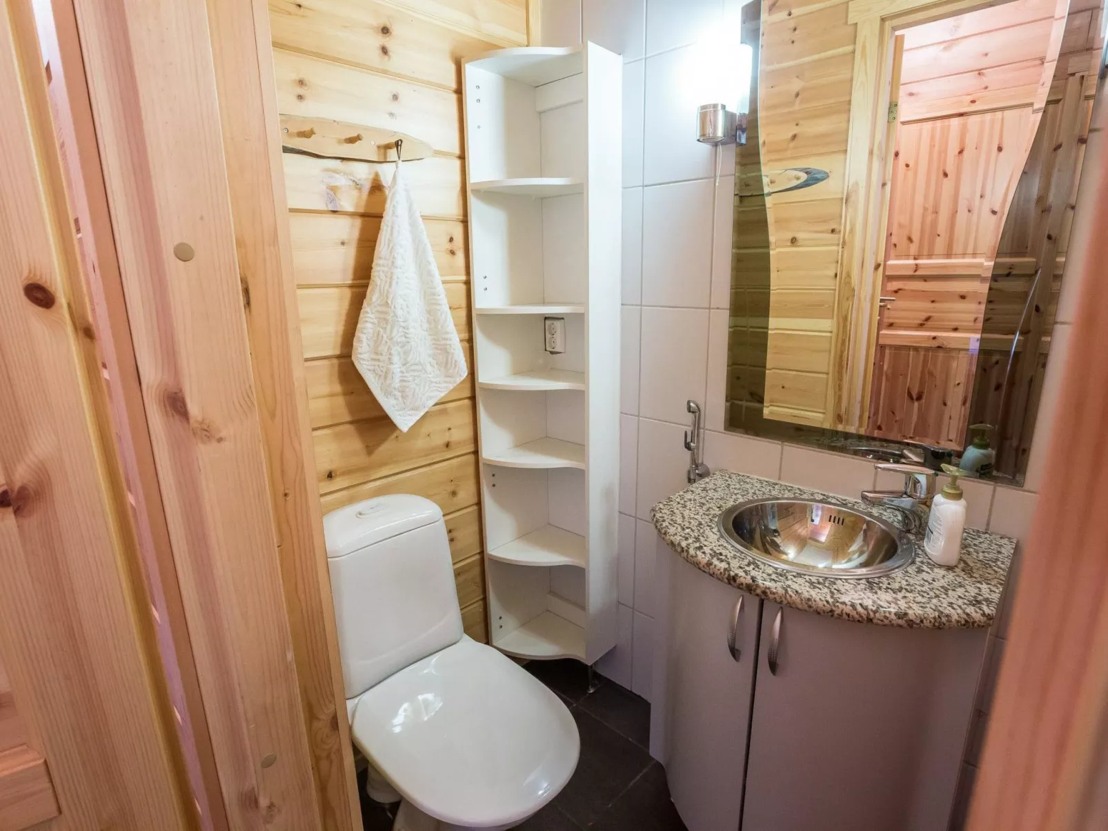 Lomaylläs / hankipolku 2-Inside