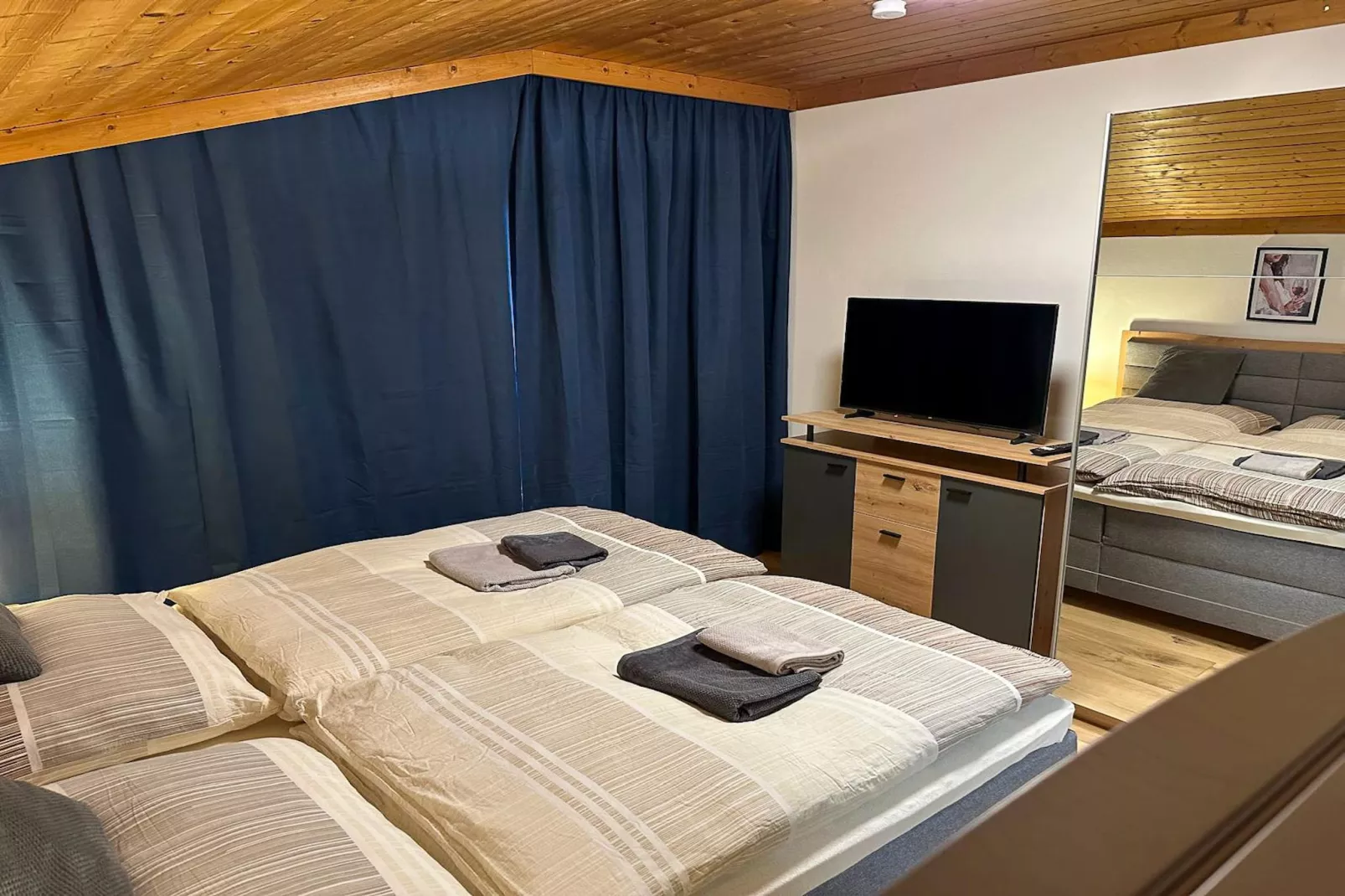 Doppelzimmer 5 - LOU in Saalfelden-Pinzgau-Bedroom