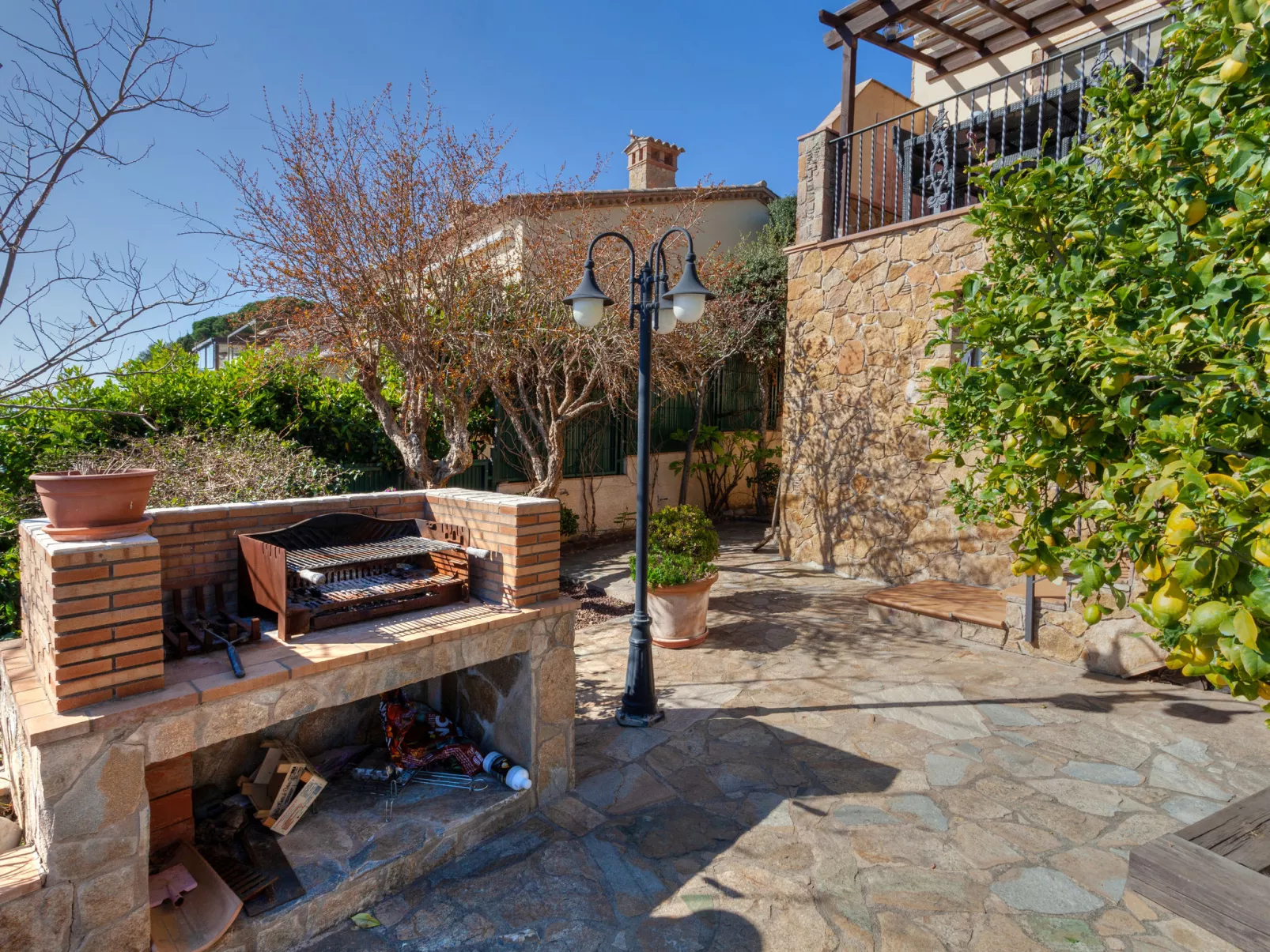 Luz del Mar-Outside