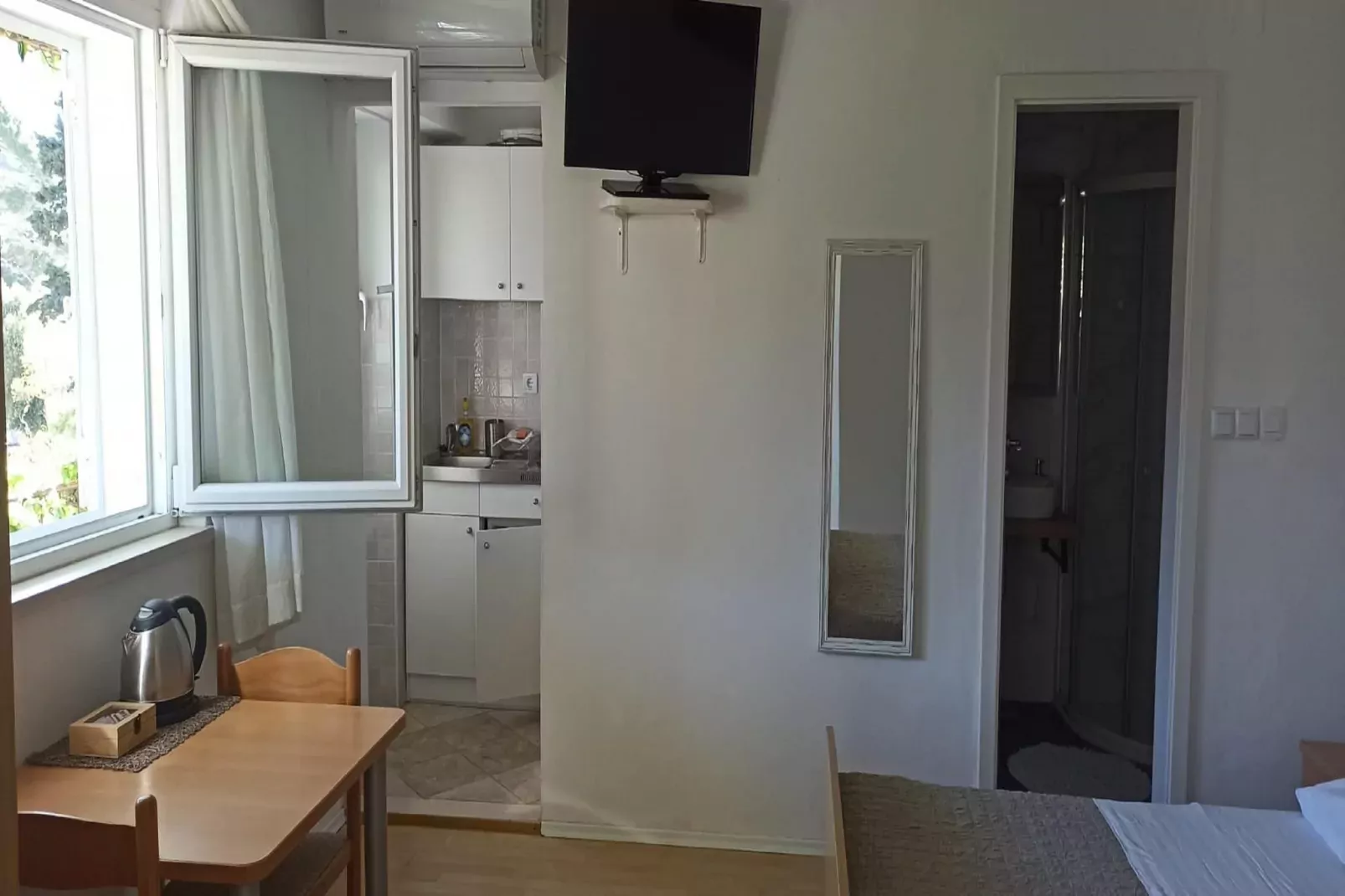 Apartments & Rooms Jokovic-Standard Studio Apartment with Terrace and Partial Sea View (SOBA 2)-Innen