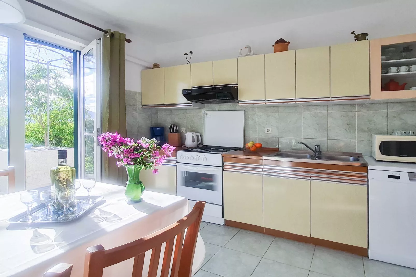 Villa Klara - Holiday Home with Terrace, Pool and Sea View-Cuisine