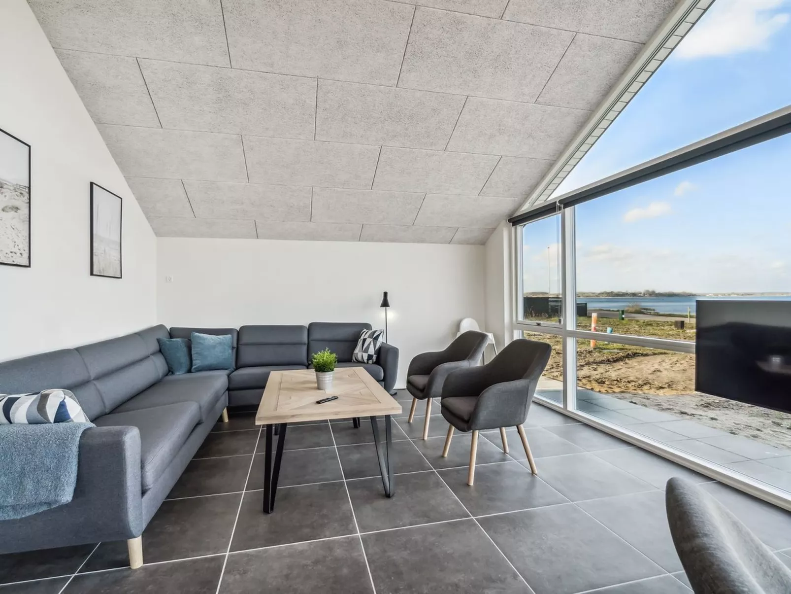 "Eino" - 30m from the sea-Inside