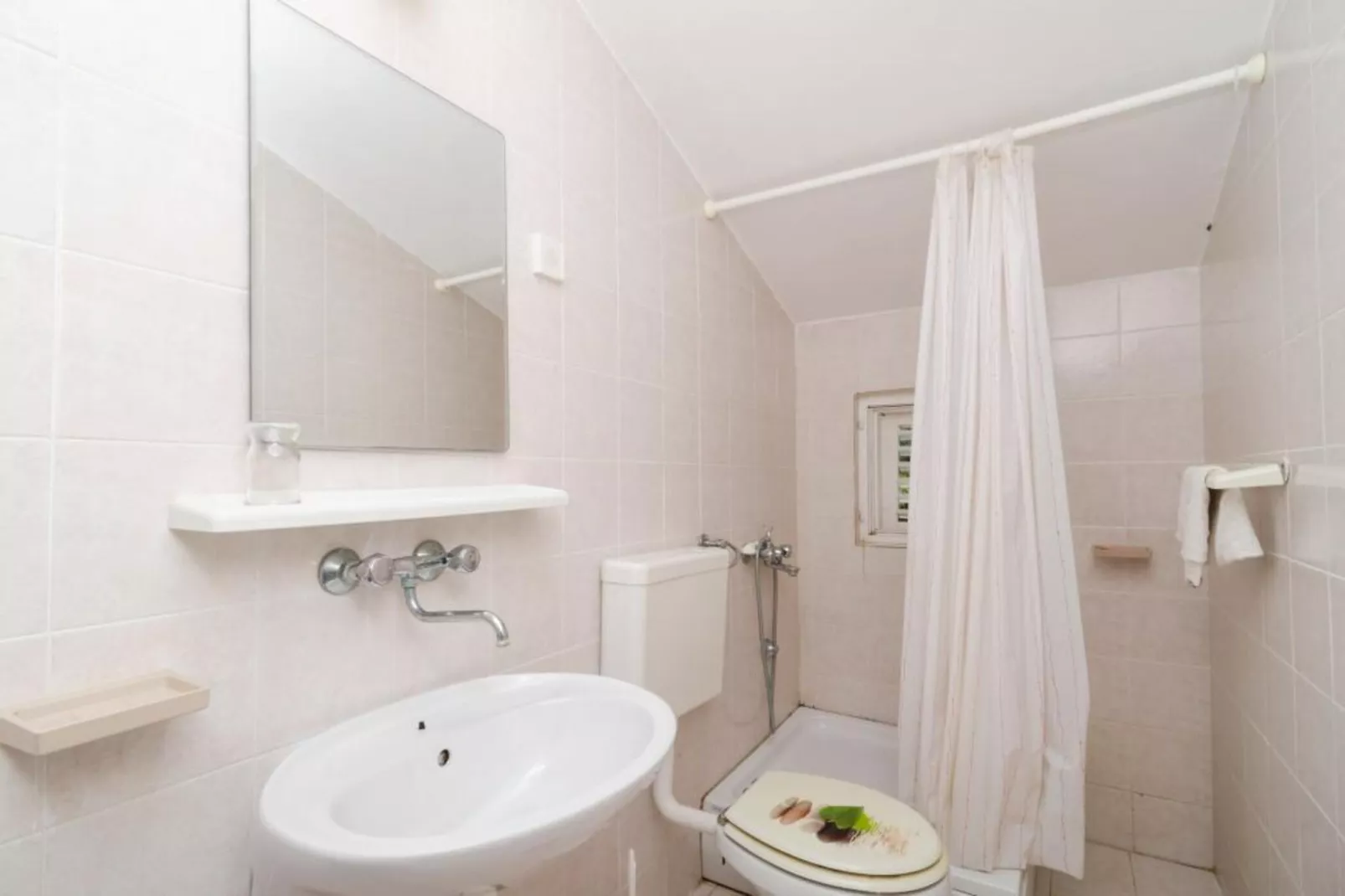 Apartments Sutvid- Two Bedroom Apartment with Balcony and Sea View-Bathroom